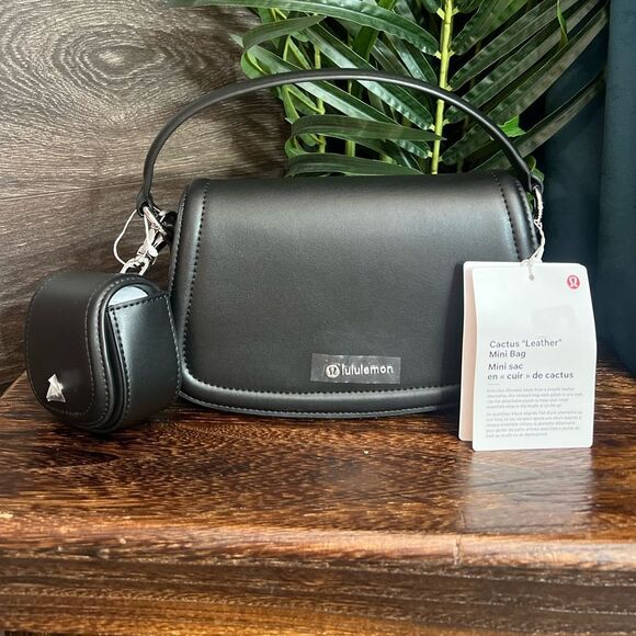 lululemon athletica Cactus Leather Alternative Mini Bag 1.2L in Black. NWT! - Picture 3 of 16